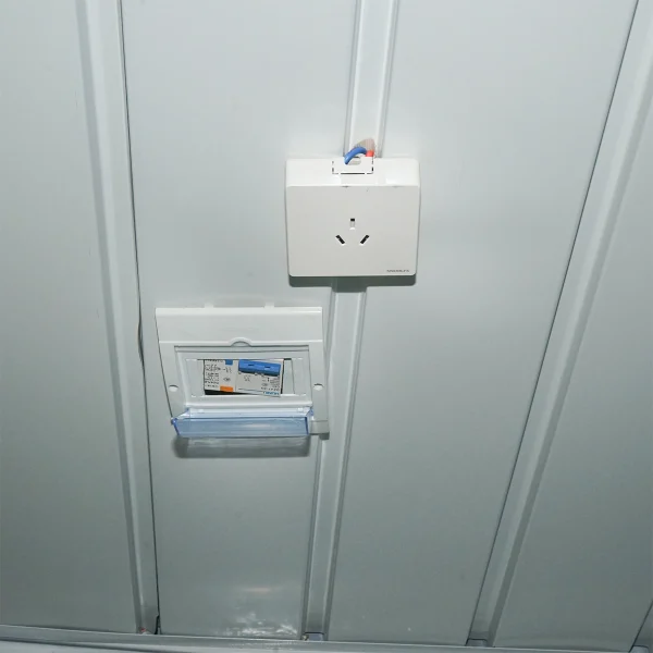 Container tip casa pliabil 5800x2460x2510mm cu usa 2 geamuri, cabina dus, wc si 2 paturi supraetajat
